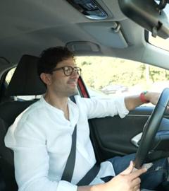 Luigi Pantisano lenkt ein Auto.
