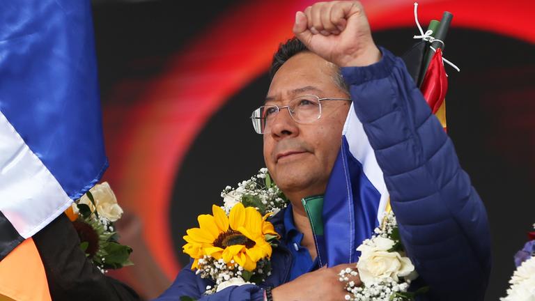 Luis Arce nimmt an einem Festmarsch zum 29. Jahrestag der regierenden Bewegung zum Sozialismus teil, in La Paz, Bolivien, 28.03.2024.