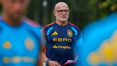 Der spanische Nationaltrainer Luis de la Fuente beobachtet seine Spieler beim Training