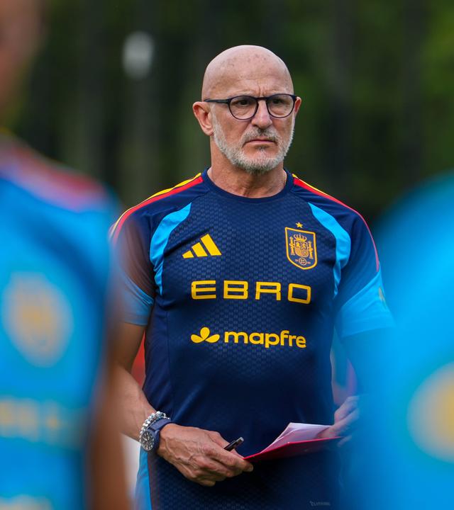 Der spanische Nationaltrainer Luis de la Fuente beobachtet seine Spieler beim Training