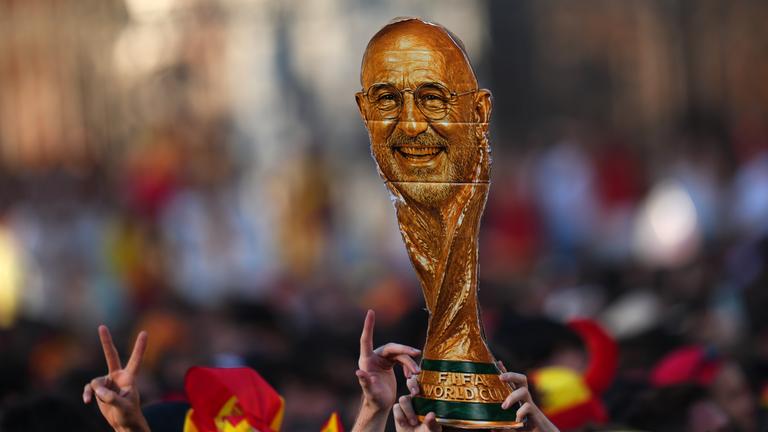 Ein Fan hält ein Bild des spanischen Fußball-Nationaltrainers Luis de la Fuente in die Höhe.