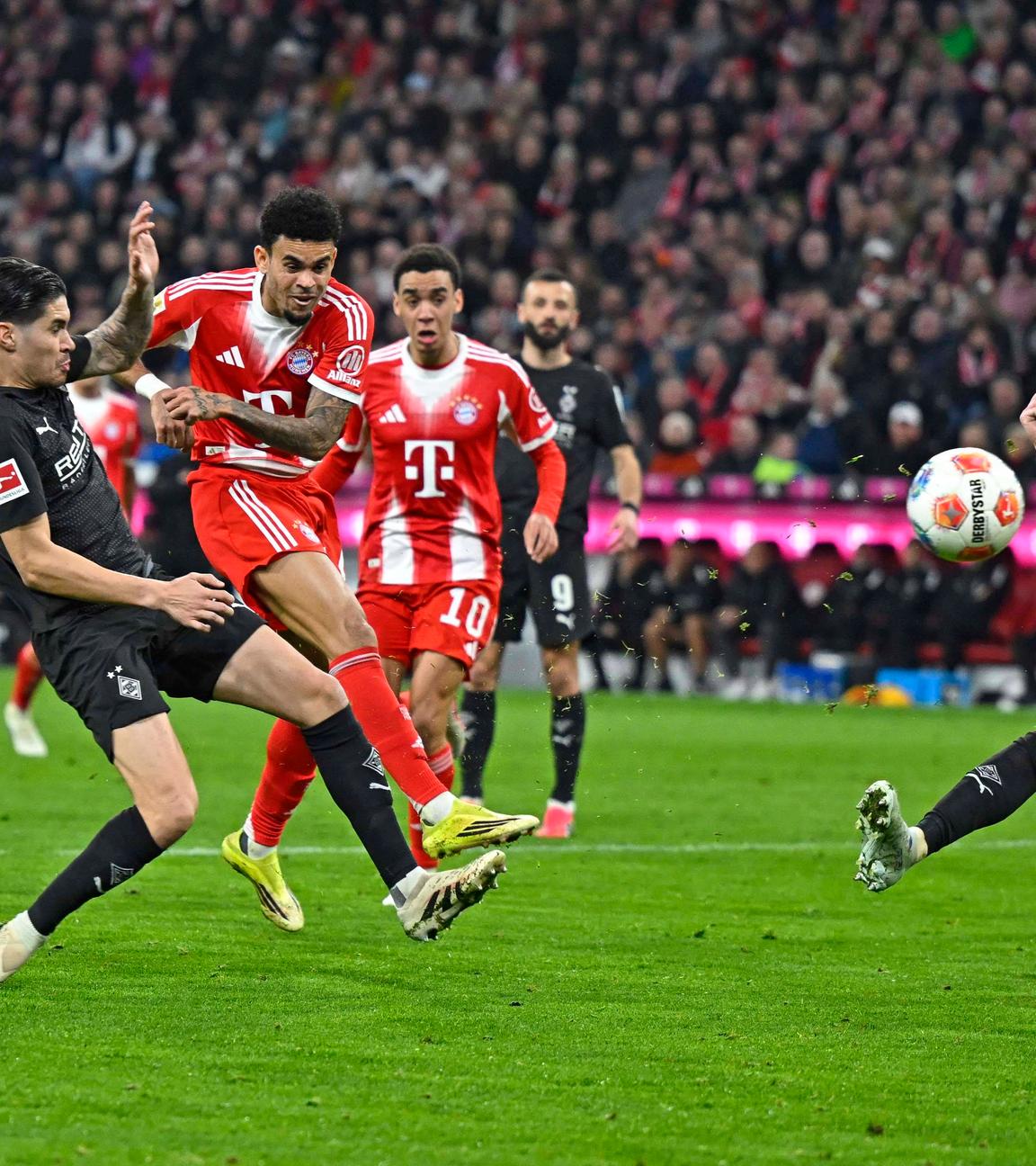 Bayerns Flügelspieler Luis Diaz schießt das 1:0 in der Bundesligapartie gegen Borussia Mönchengladbach