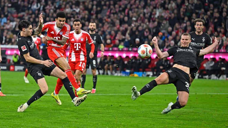 Bayerns Flügelspieler Luis Diaz schießt das 1:0 in der Bundesligapartie gegen Borussia Mönchengladbach