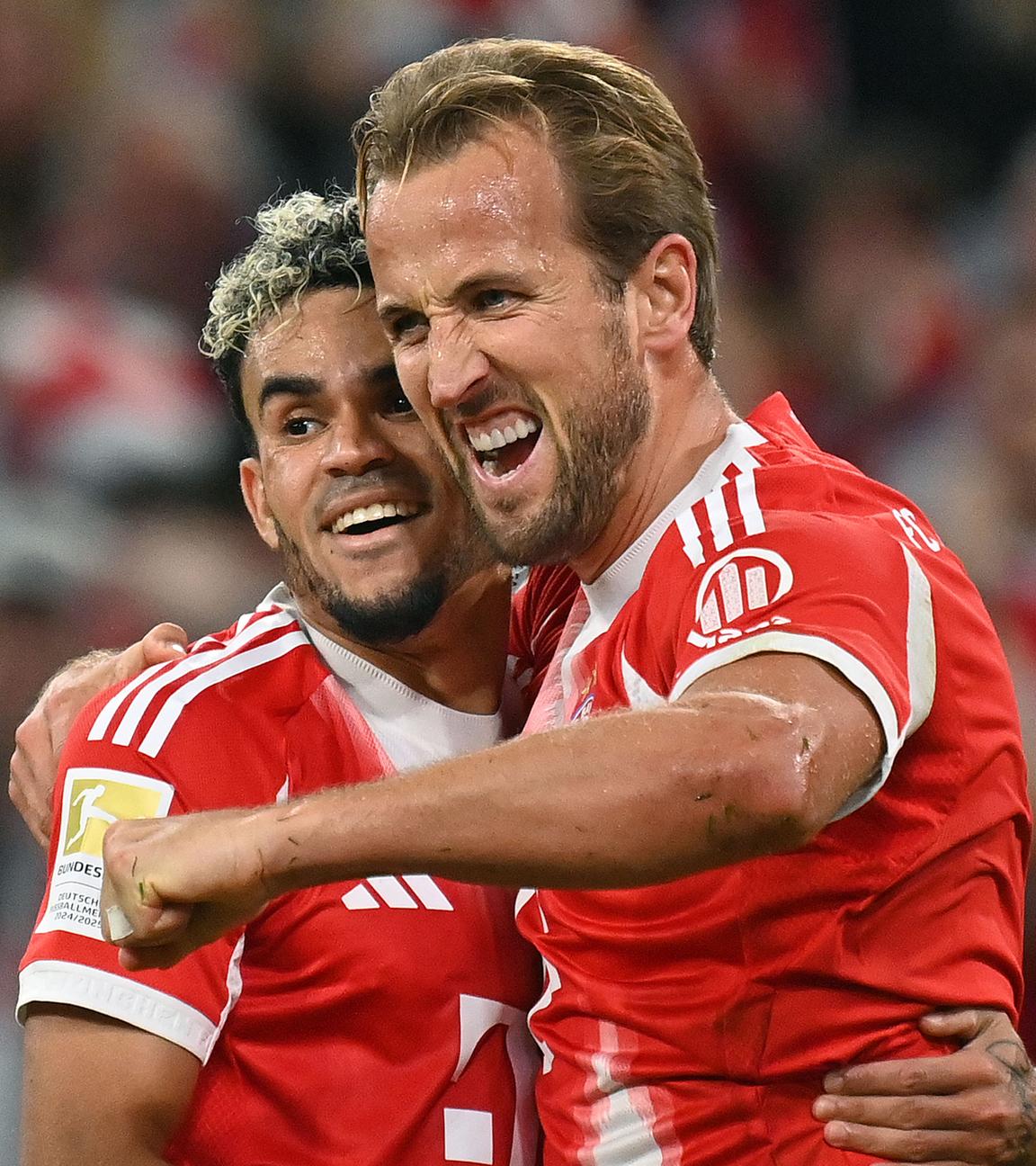 Luis Diaz und Harry Kane jubeln.
