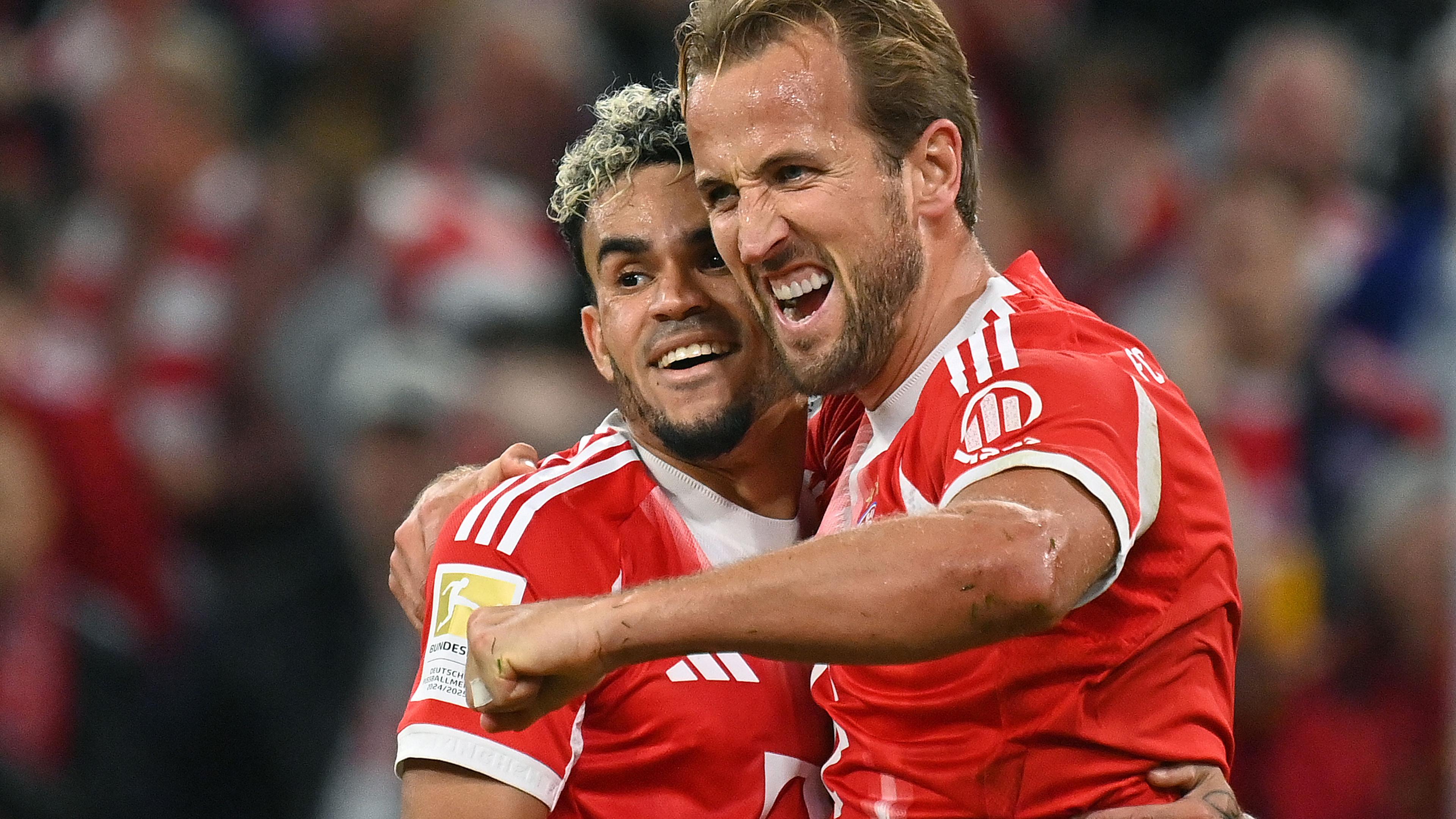 Luis Diaz und Harry Kane jubeln.