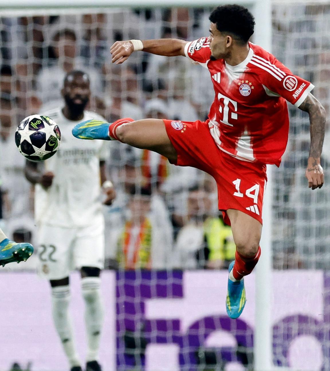 Real Madrids Verteidiger Alvaro Carreras und Bayerns Stürmer Luis Diaz kämpfen um den Ball