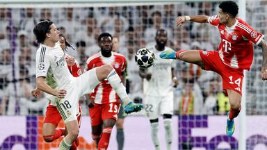 Real Madrids Verteidiger Alvaro Carreras und Bayerns Stürmer Luis Diaz kämpfen um den Ball