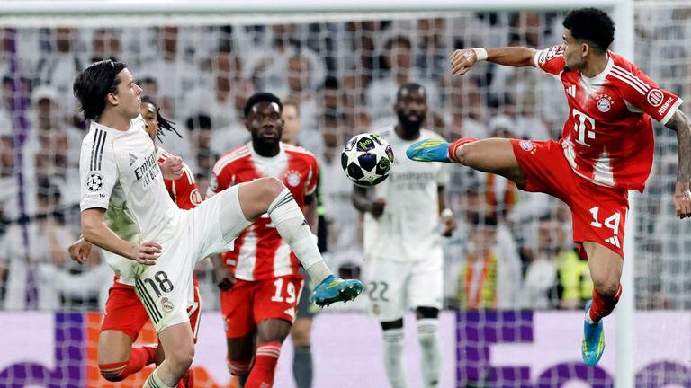 Real Madrids Verteidiger Alvaro Carreras und Bayerns Stürmer Luis Diaz kämpfen um den Ball