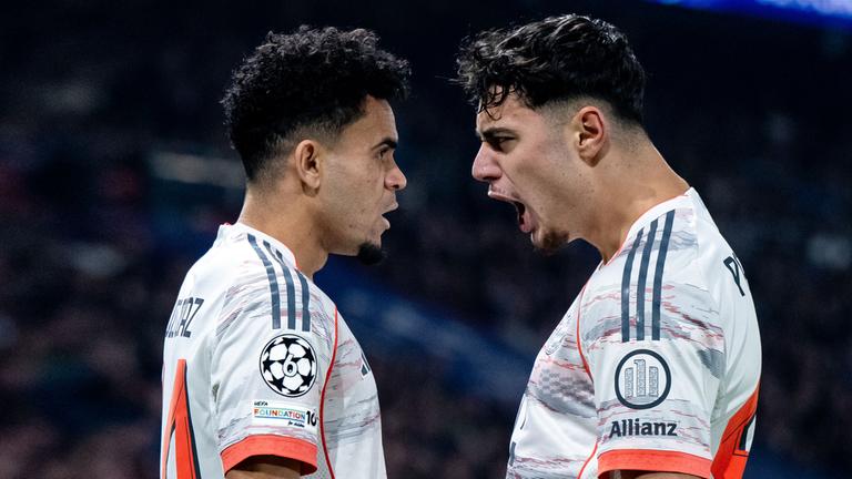 Luis Diaz und Aleksandar Pavlovic jubeln über das Tor zum 0:1.