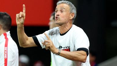 Trainer Luis Enrique gestikuliert am Spiefeldrand eines Fußballspiels.