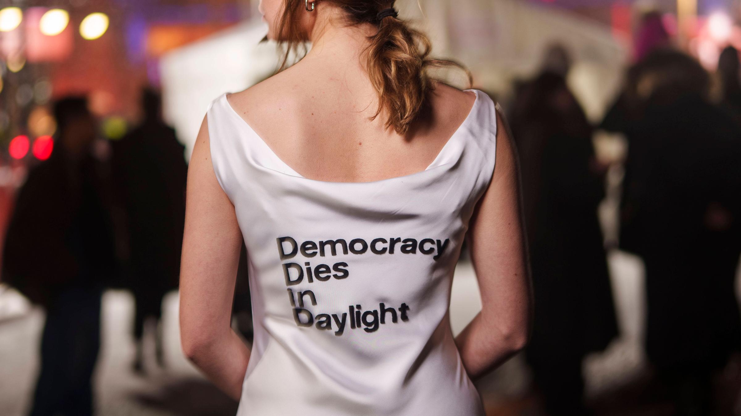Luisa Neubauer setzt am Abend vor den bundesweiten Streiks fuer Schutz von Klima und Demokratie bei der Berlinale in einem weissen Statement-Kleid ein Zeichen: Donald & Alice & Elon & Friedrich Democracy dies in daylight. 