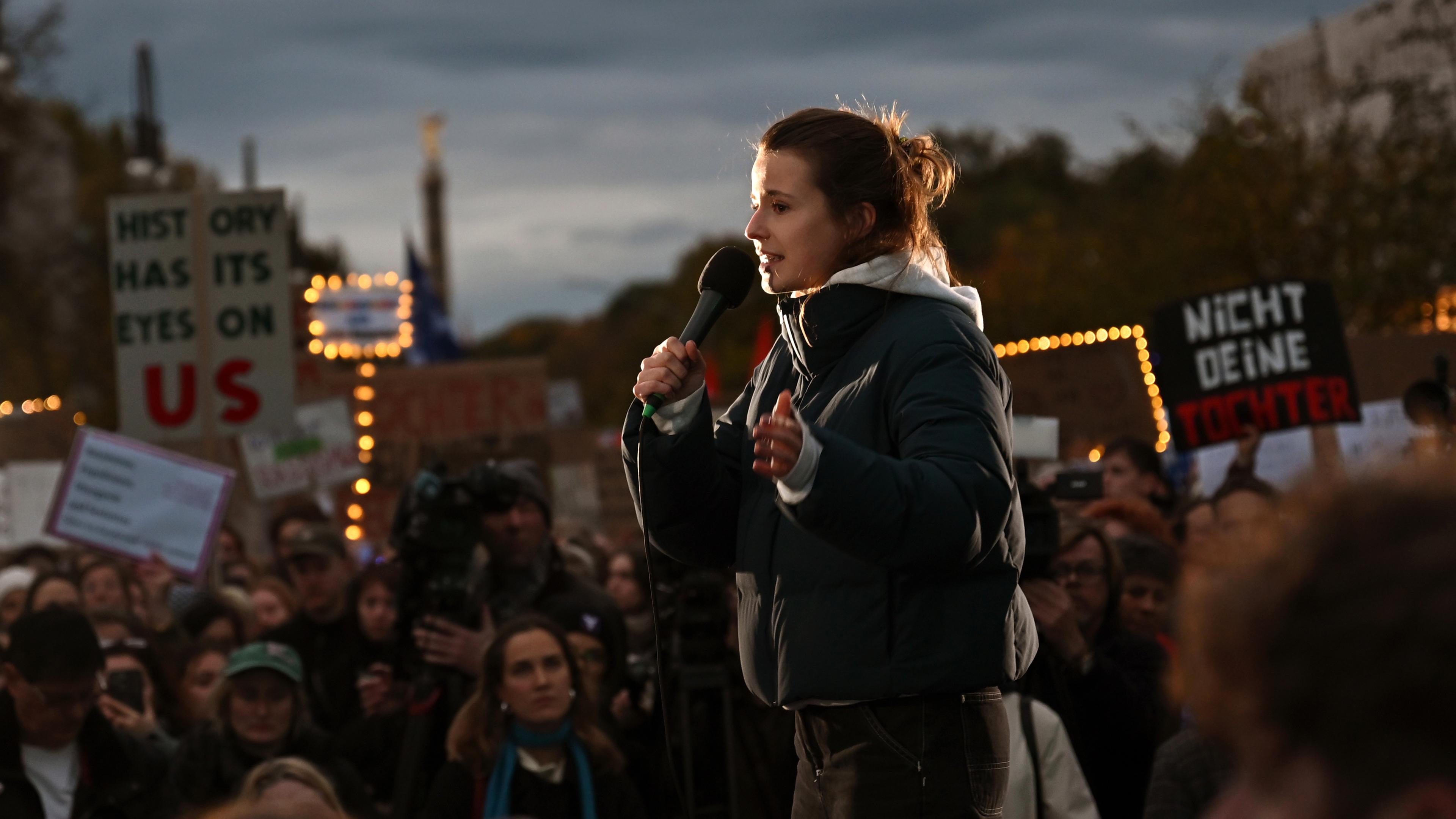 Luisa Neubauer bei der Demonstration "Wir sind die Töchter" in Berlin