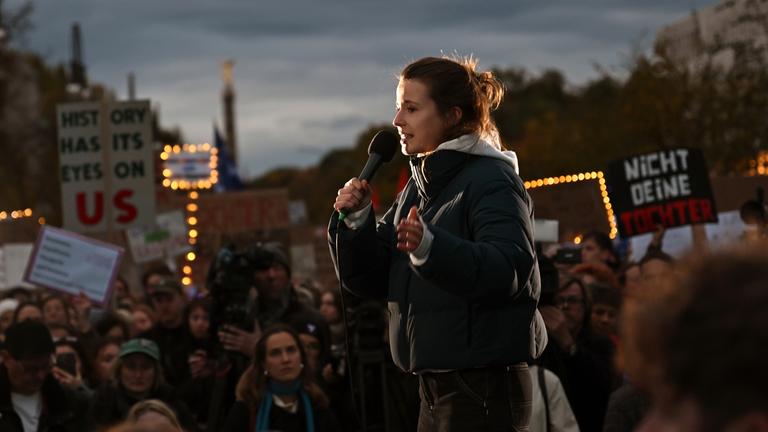 Luisa Neubauer bei der Demonstration "Wir sind die Töchter" in Berlin