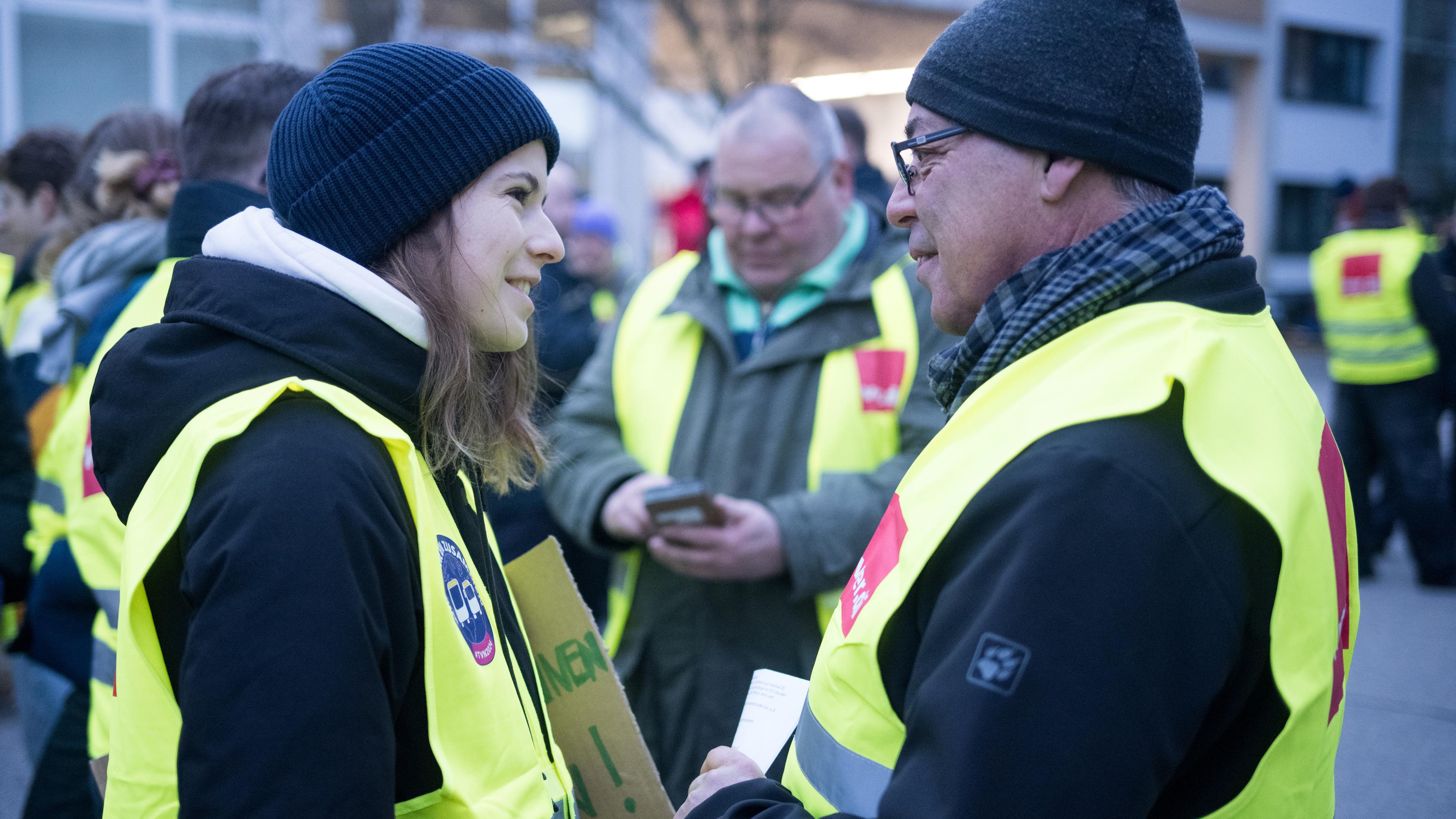 Luisa Neubauer von Fridays for Future spricht mit Streikleiter Ruy Schmidt-Berger - ÖPNV-Streik in Berlin am 2. Februar 2024.