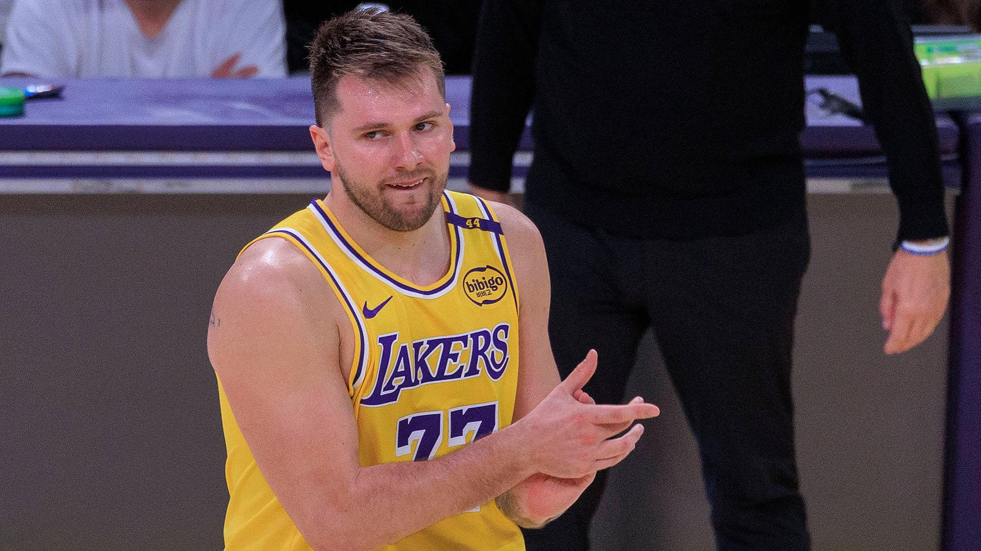 Luka Doncic von den Los Angeles Lakers klatscht im Spiel gegen die Minnesota Timberwolves in die Hände