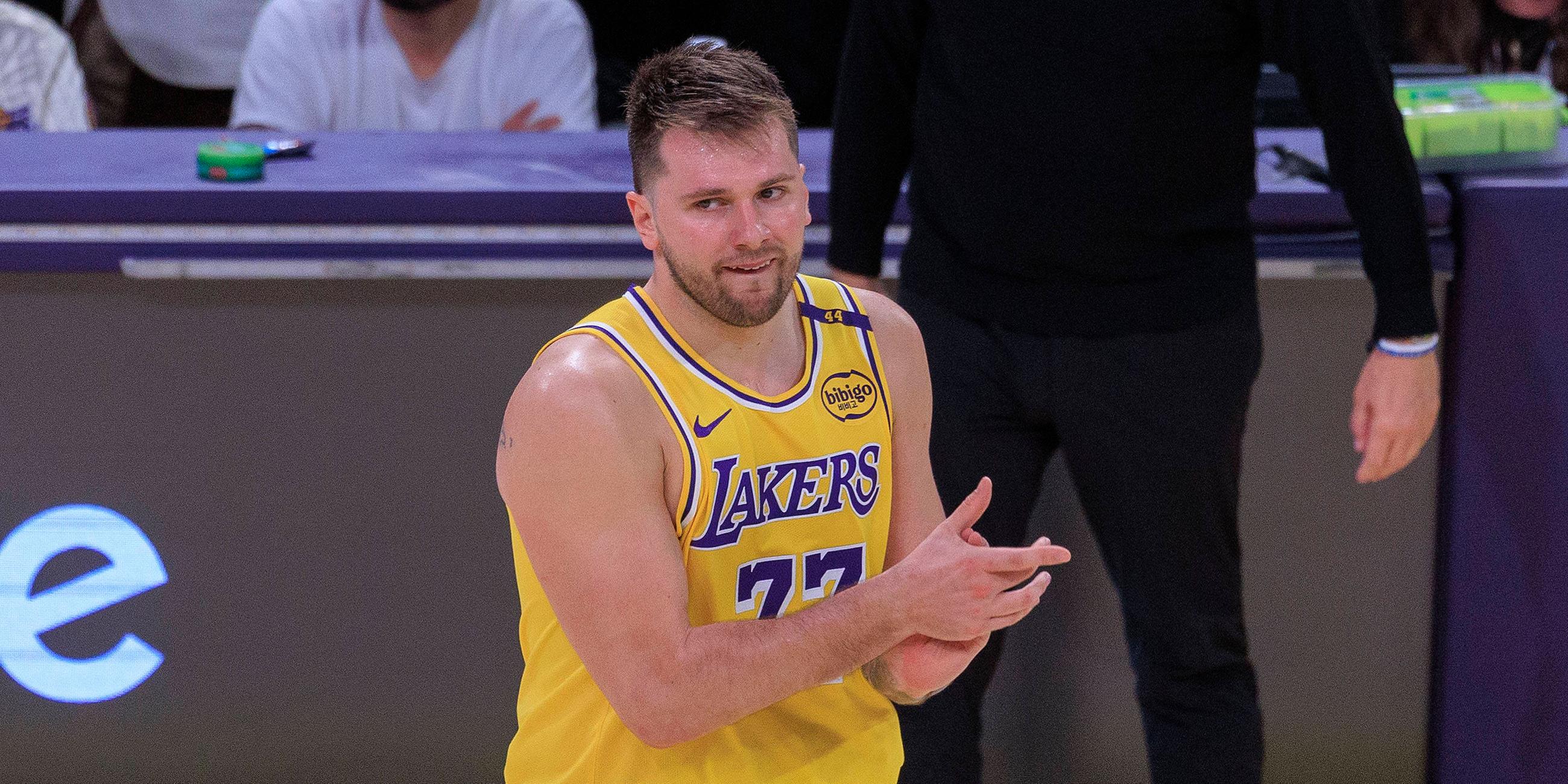 Luka Doncic von den Los Angeles Lakers klatscht im Spiel gegen die Minnesota Timberwolves in die Hände