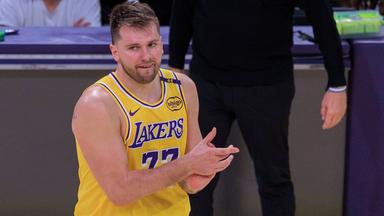 Luka Doncic von den Los Angeles Lakers klatscht im Spiel gegen die Minnesota Timberwolves in die Hände