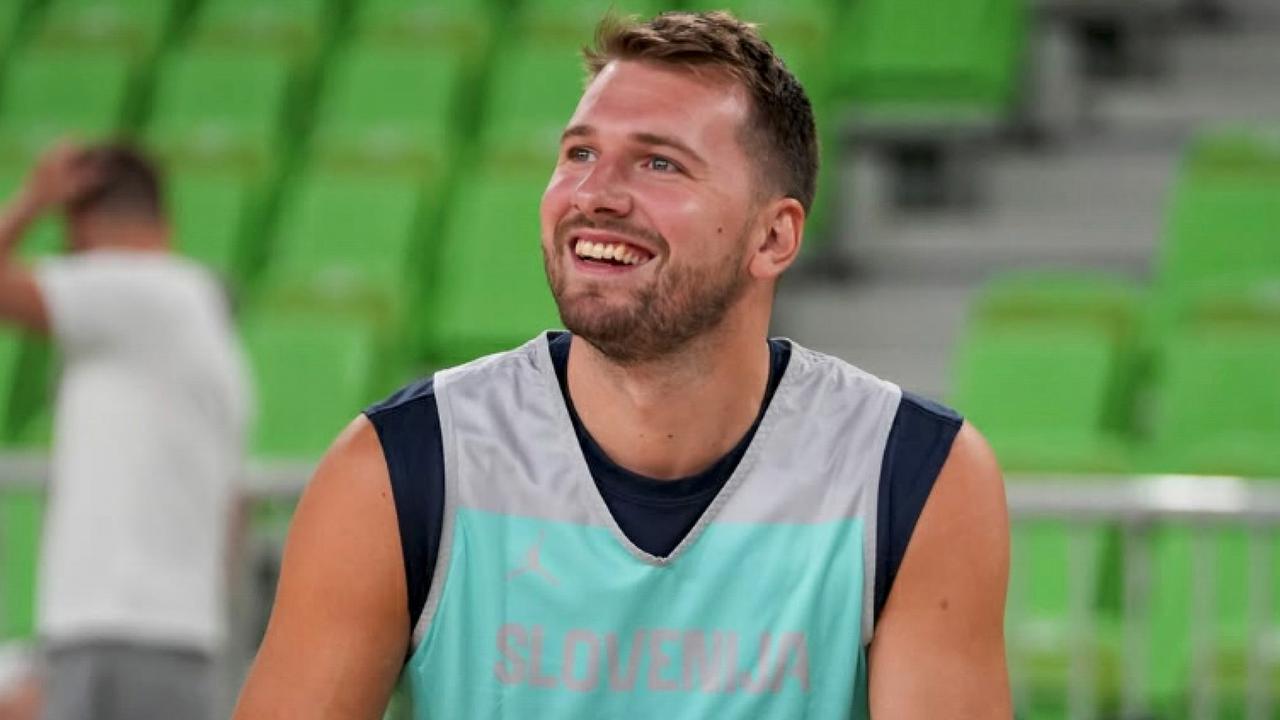 Luka Doncic hält beim Training mit der slowenischen Nationalmannschaft einen Ball in der Hand und lacht