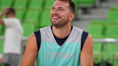 Luka Doncic hält beim Training mit der slowenischen Nationalmannschaft einen Ball in der Hand und lacht