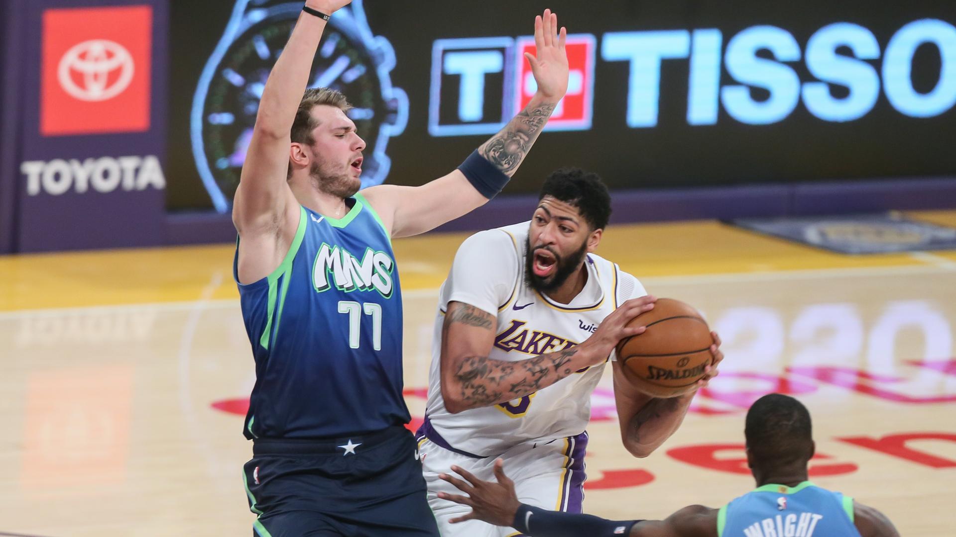 Anthony Davis und Luka Doncic im Kampf um den Ball.