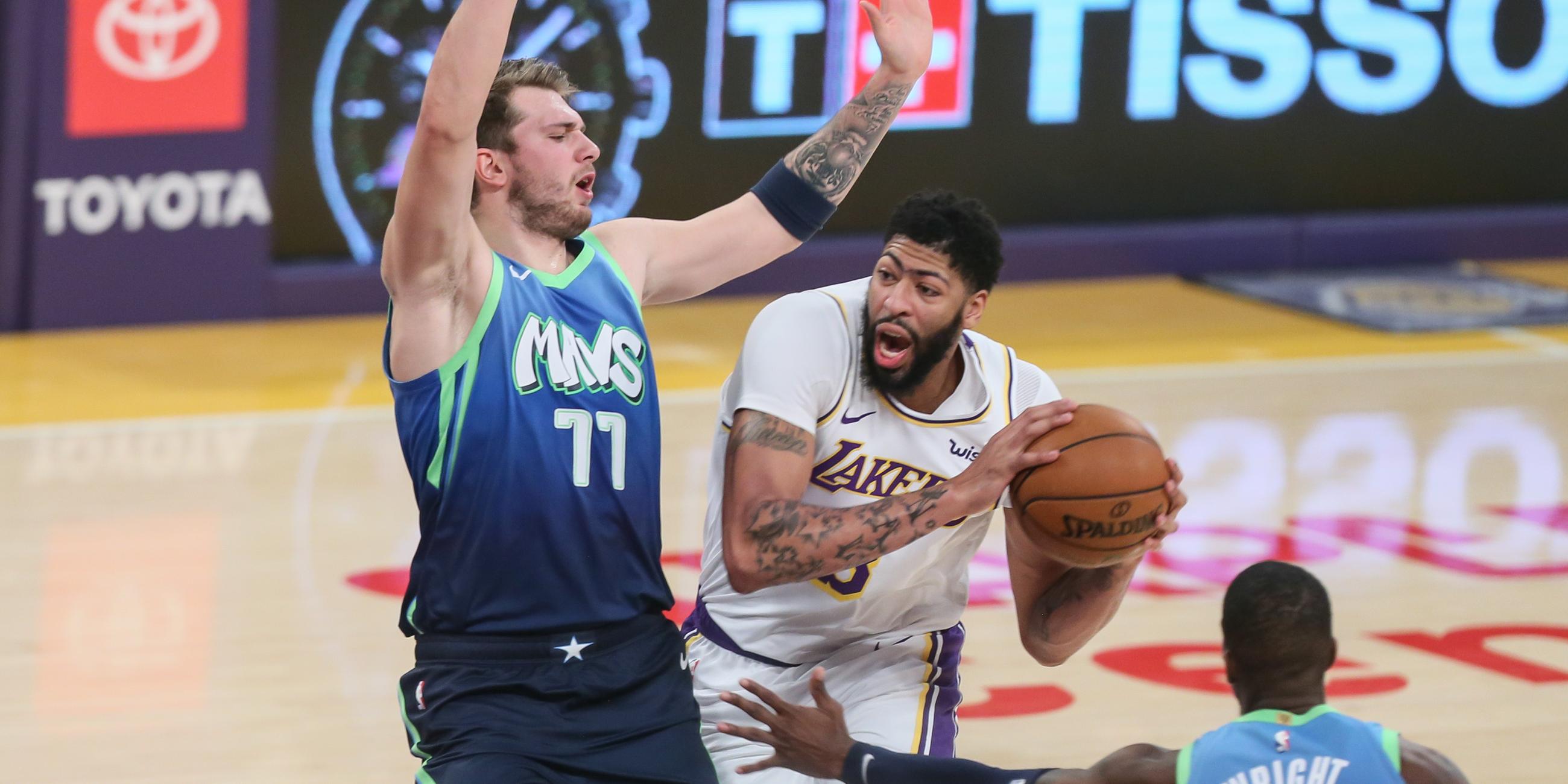 Anthony Davis und Luka Doncic im Kampf um den Ball.