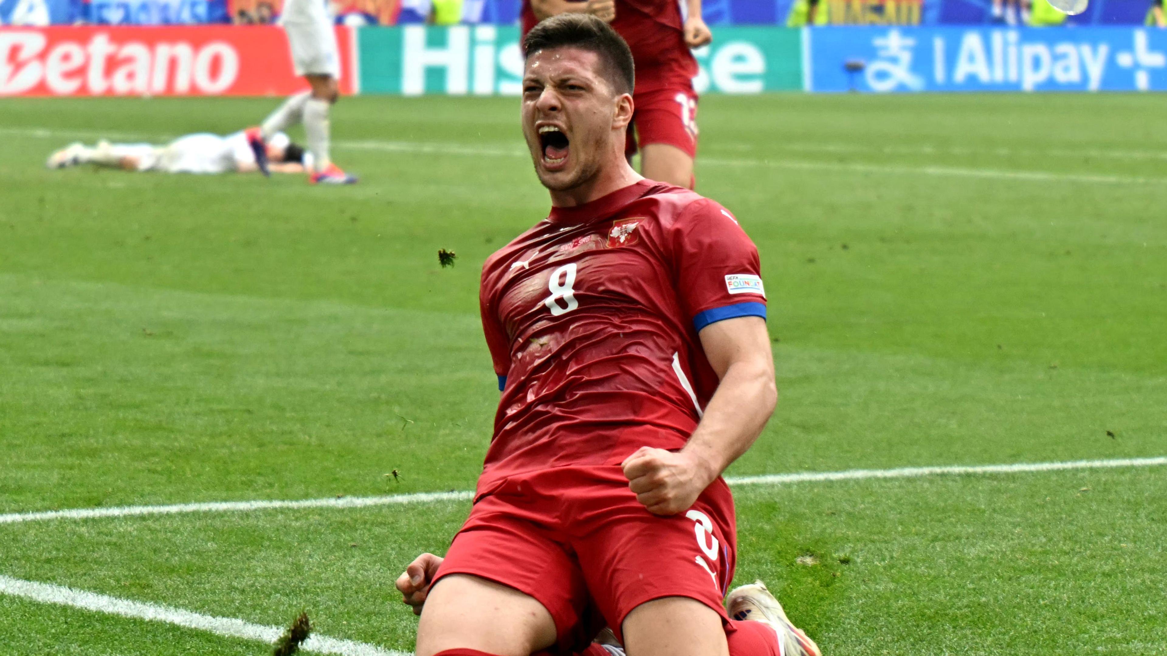 Serbiens Stürmer Luka Jovic (Nr. 08) jubelt nach dem ersten Tor seiner Mannschaft.