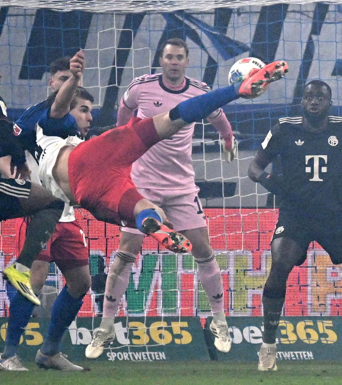 Hamburgs Innenverteidiger Luka Vuskovic erzielt per Seitfallzieher den Ausgleichstreffer zum 2:2 in der Bundesligapartie des Hamburger SV gegen den FC Bayern München