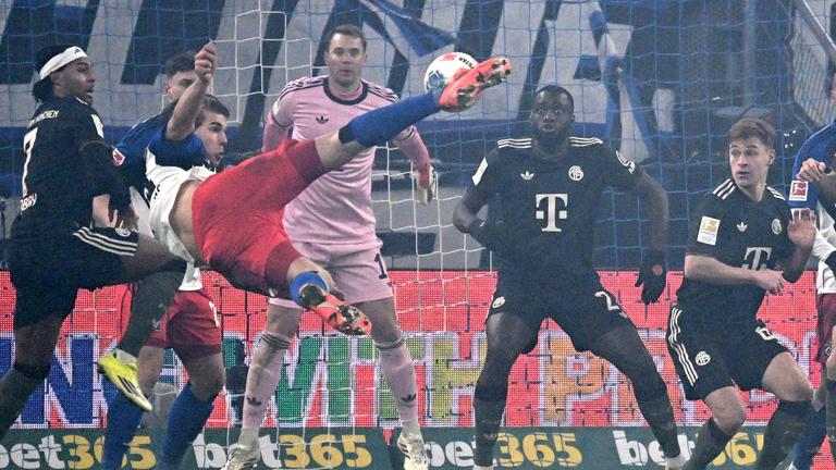 Hamburgs Innenverteidiger Luka Vuskovic erzielt per Seitfallzieher den Ausgleichstreffer zum 2:2 in der Bundesligapartie des Hamburger SV gegen den FC Bayern München