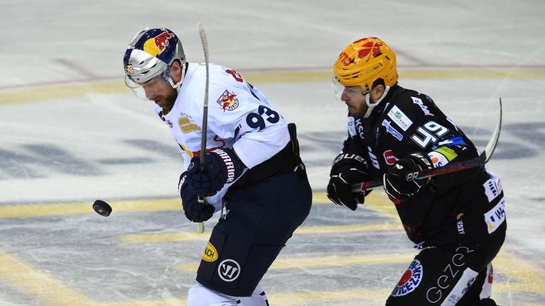 Eishockey-Spieler Lukas Kälble (rechts im Bild) kämpft mit Maximilian Kastner um den Puck.