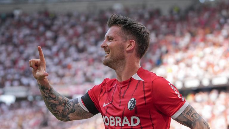 Lukas Kübler (SC Freiburg) feiert seinen Treffer am 24.08.24.