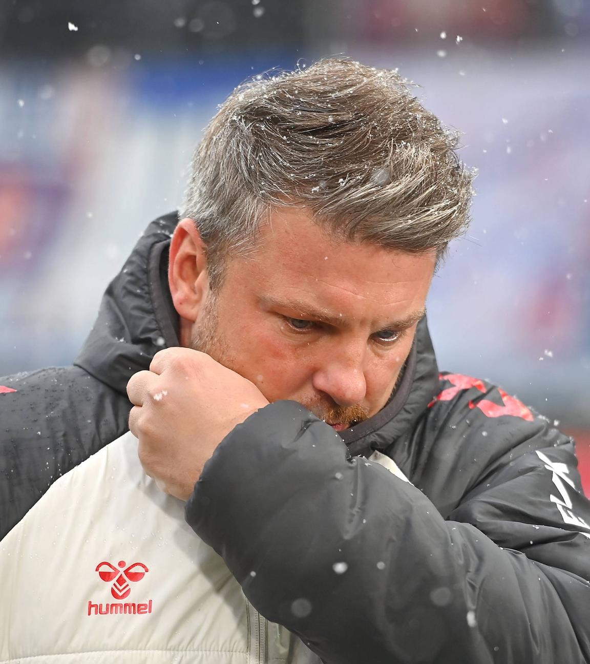 Lukas Kwasniok (Trainer 1.FC Köln) skeptisch im Schneetreiben am 10.01.2026 in der Voith Arena.