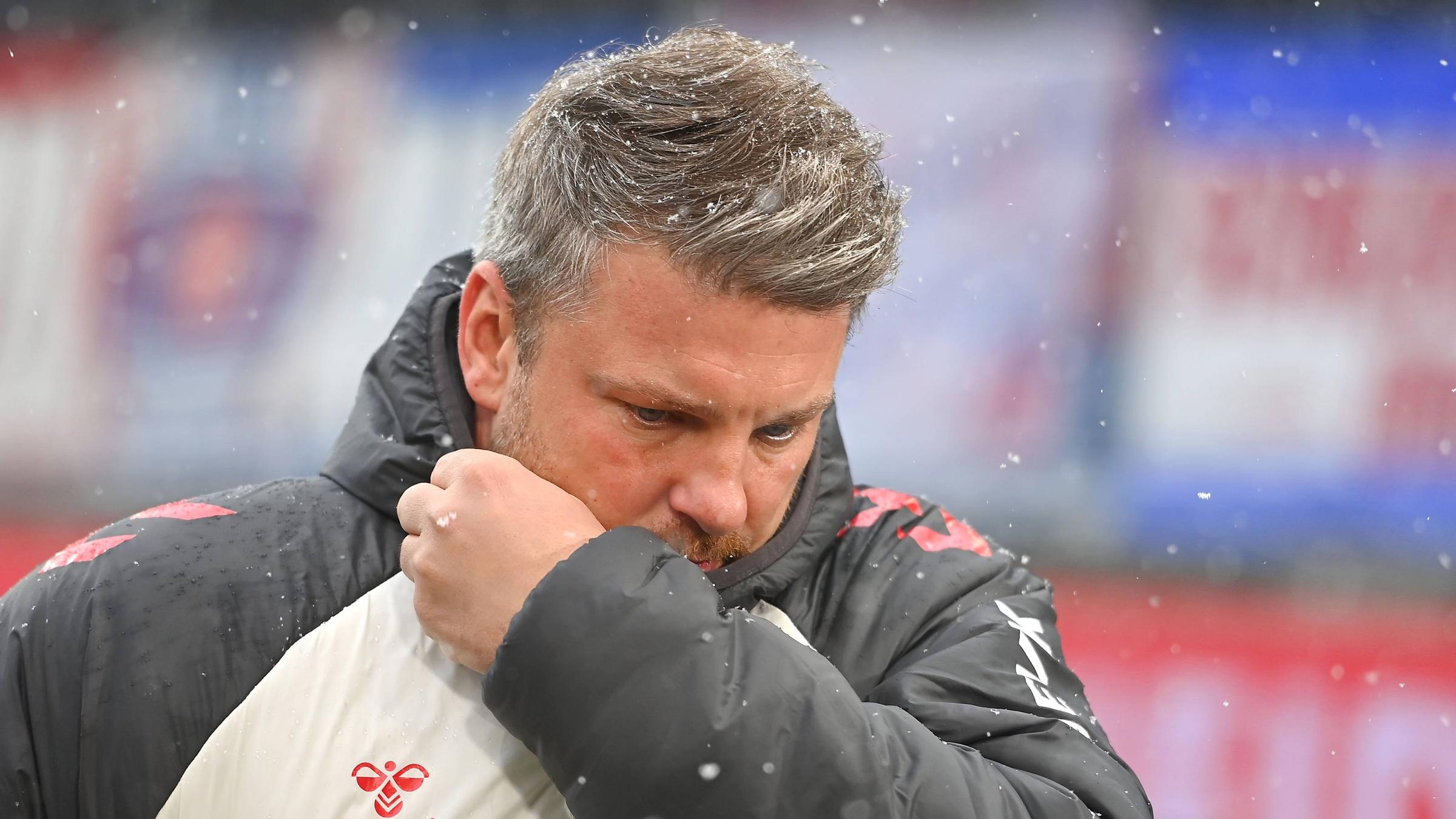 Lukas Kwasniok (Trainer 1.FC Köln) skeptisch im Schneetreiben am 10.01.2026 in der Voith Arena.