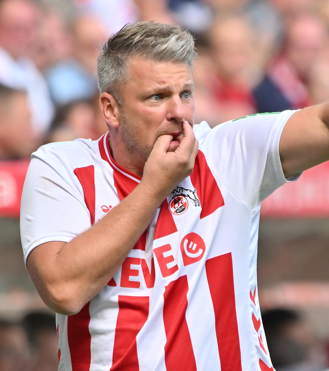 Lukas Kwasniok pfeift seine Spieler im Köln-Trikot nach vorne