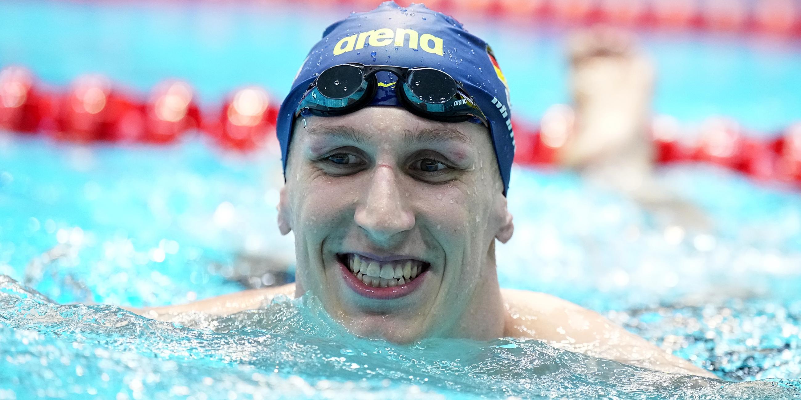 Lukas Märtens lächelt.