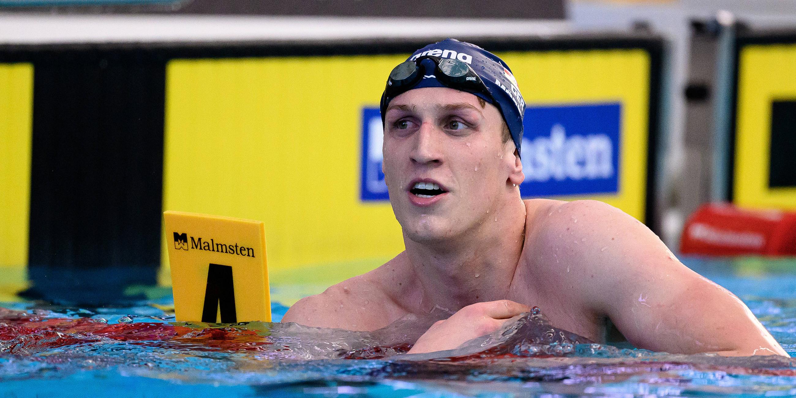 Lukas Märtens aus Deutschland jubelt, nachdem er im Finale über 400 Meter Freistil der Männer am ersten Tag der Swim Open am 12. April 2025 in Stockholm einen neuen Weltrekord aufgestellt hat.