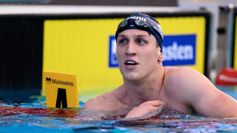 Lukas Märtens aus Deutschland jubelt, nachdem er im Finale über 400 Meter Freistil der Männer am ersten Tag der Swim Open am 12. April 2025 in Stockholm einen neuen Weltrekord aufgestellt hat.