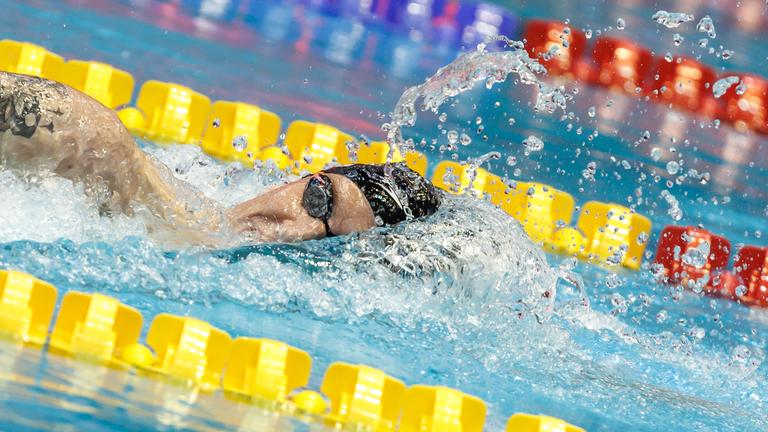 Weltrekordler Lukas Märtens vom SC Magdeburg schwimmt auf der Bahn am 23.04.2026 bei der Deutschen Meisterschaft im 400m Freistil der Männer in Berlin.