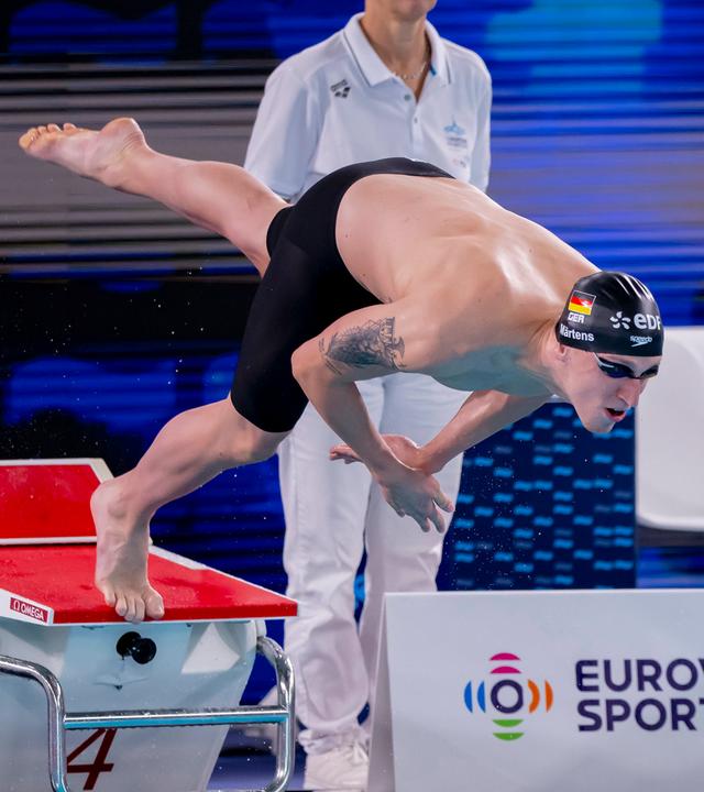 Der deutsche Schwimmer Lukas Märtens beim Sprung ins Becken bei der EM 2026 in Paris