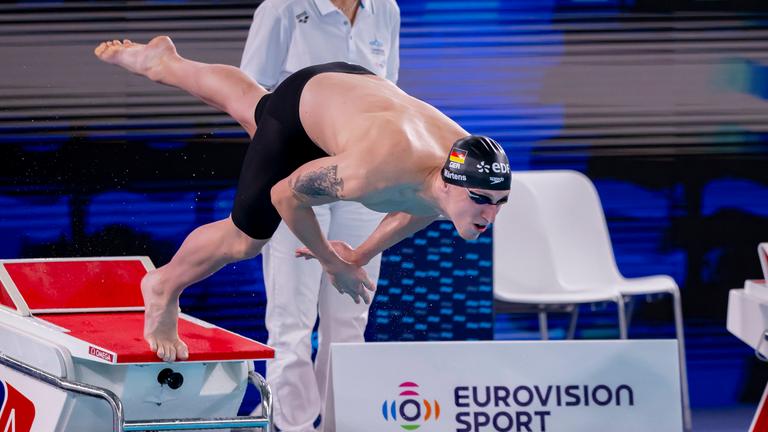 Der deutsche Schwimmer Lukas Märtens beim Sprung ins Becken bei der EM 2026 in Paris