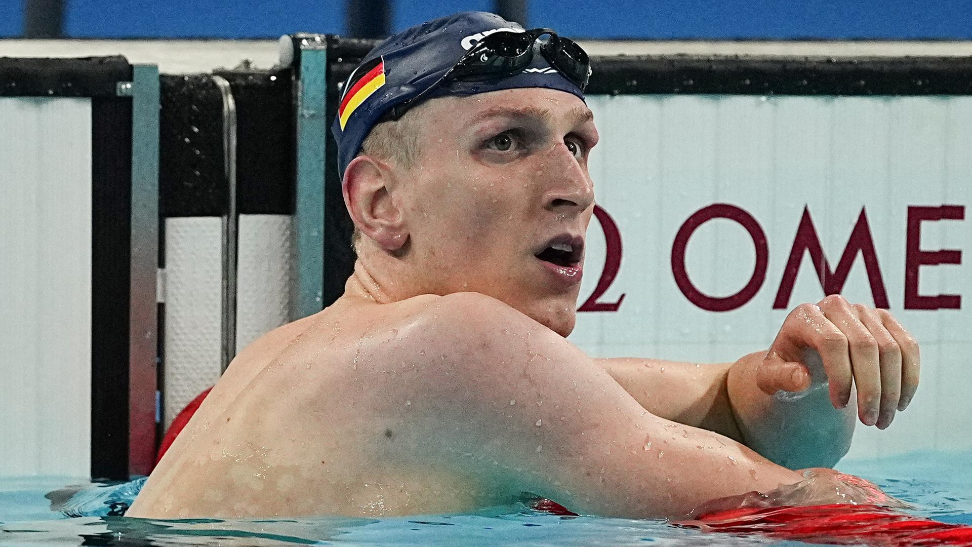 Lukas Märtens schwimmt im Wasser