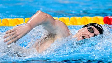 Lukas Märtens schwimmt Freistil und atmet nach rechts