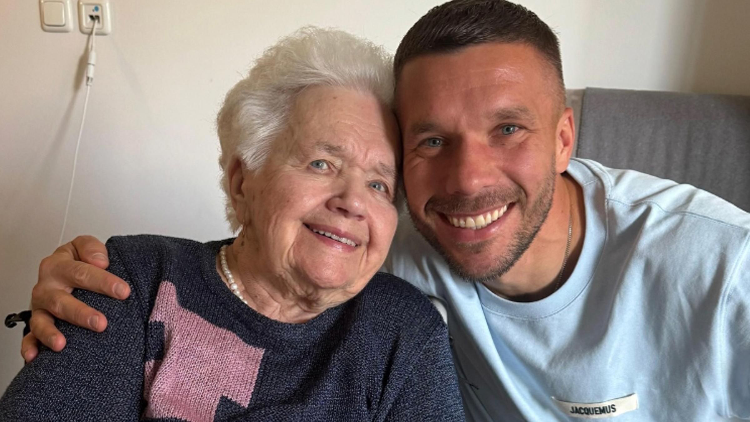 Der Ex-Fußballprofi Lukas Podolski mit seiner Großmutter.