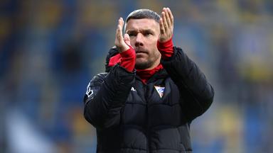 Lukas Podolski klatscht während des Spiels der PKO BP Ekstraklasa zwischen Arka Gdynia und Górnik Zabrze im Stadion von Gdynia, am 13.05.2026 im polnischen Gdynia, in die Hände. 