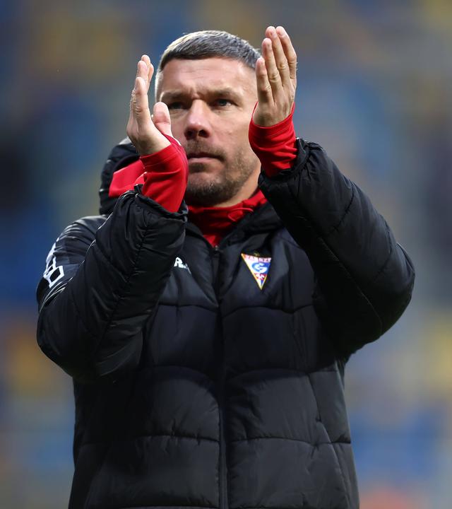 Lukas Podolski klatscht während des Spiels der PKO BP Ekstraklasa zwischen Arka Gdynia und Górnik Zabrze im Stadion von Gdynia, am 13.05.2026 im polnischen Gdynia, in die Hände. 
