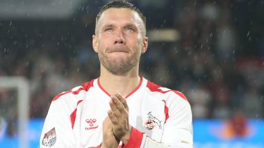 Lukas Podolski wird bei seinem Abschiedsspiel emotional.
