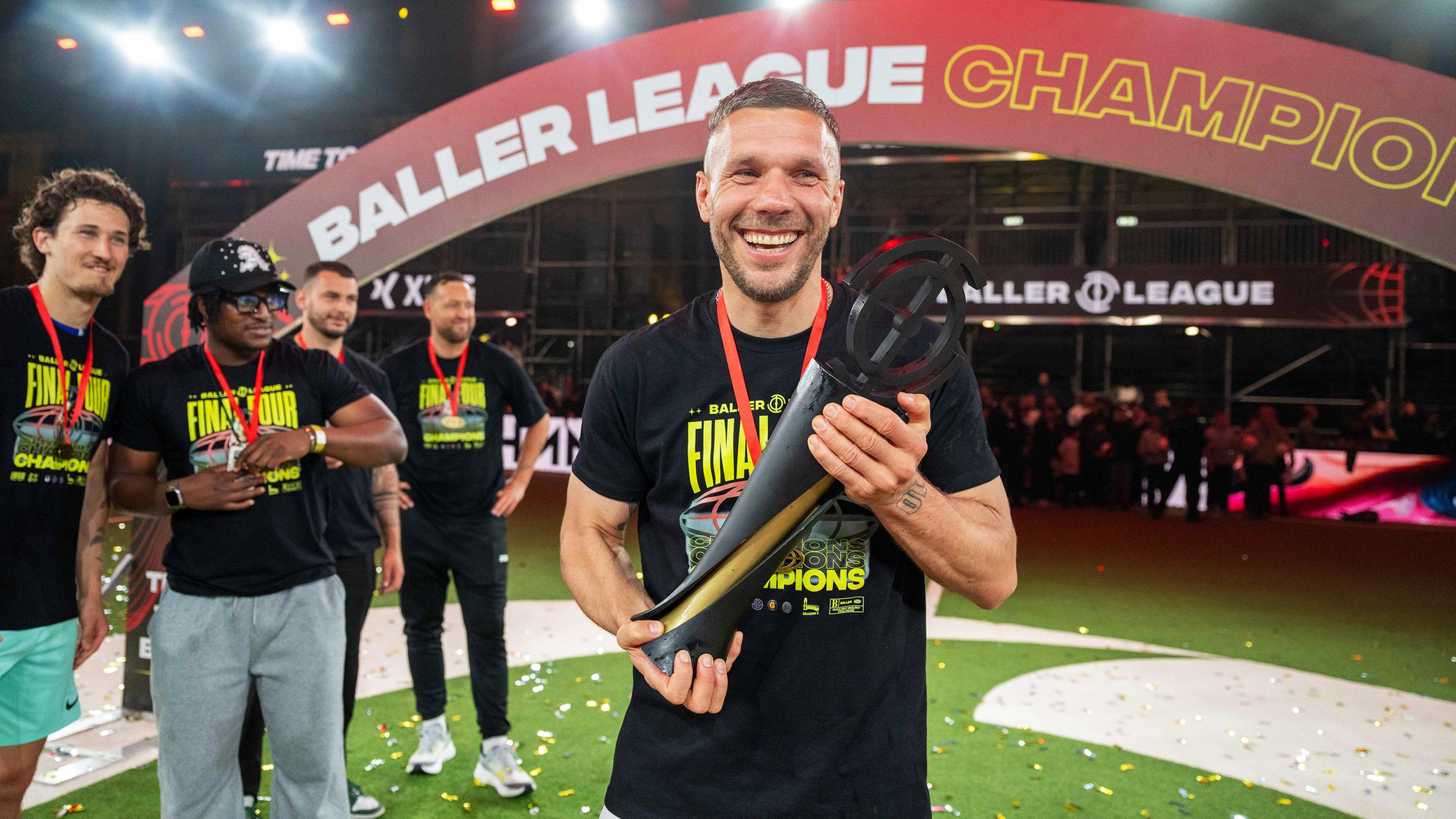 Lukas Podolski feiert seinen runden Geburtstag am 4. Juni in kleiner Runde. "Ob da jetzt eine 4 oder … eine 5 stehen wird, ist mir am Ende persönlich egal", so der Weltmeister. (02.06.2025)
