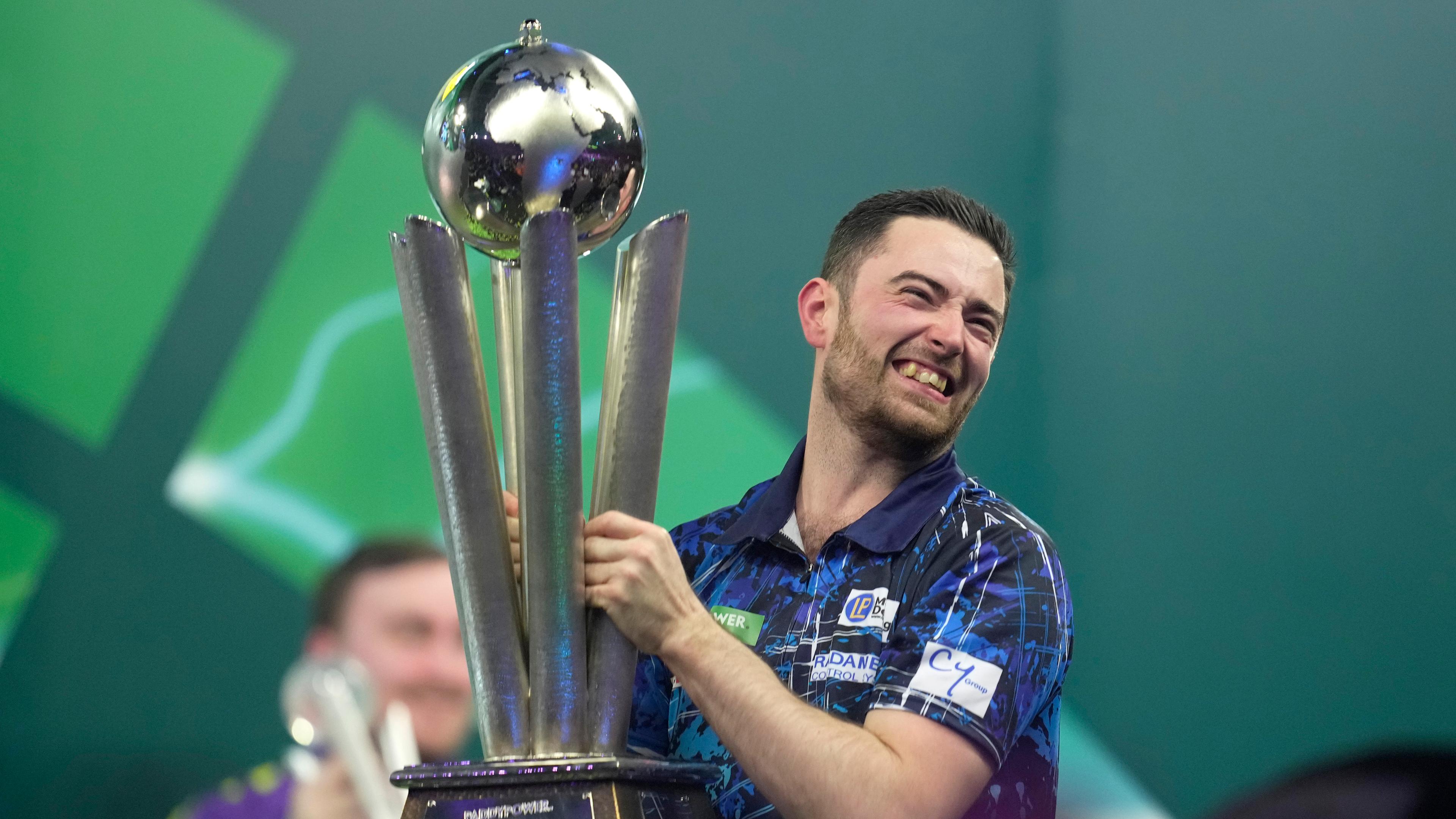 Luke Humphries streckt die WM-Trophäe nach seinem Sieg bei der Darts-WM in die Höhe.