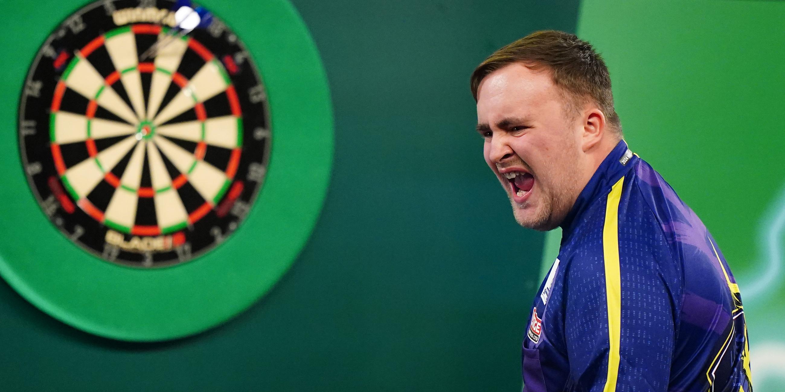 Großbritannien, London: Darts: WM, 2. Runde: London, Littler (England) - Gilding (England): Luke Littler reagiert. 