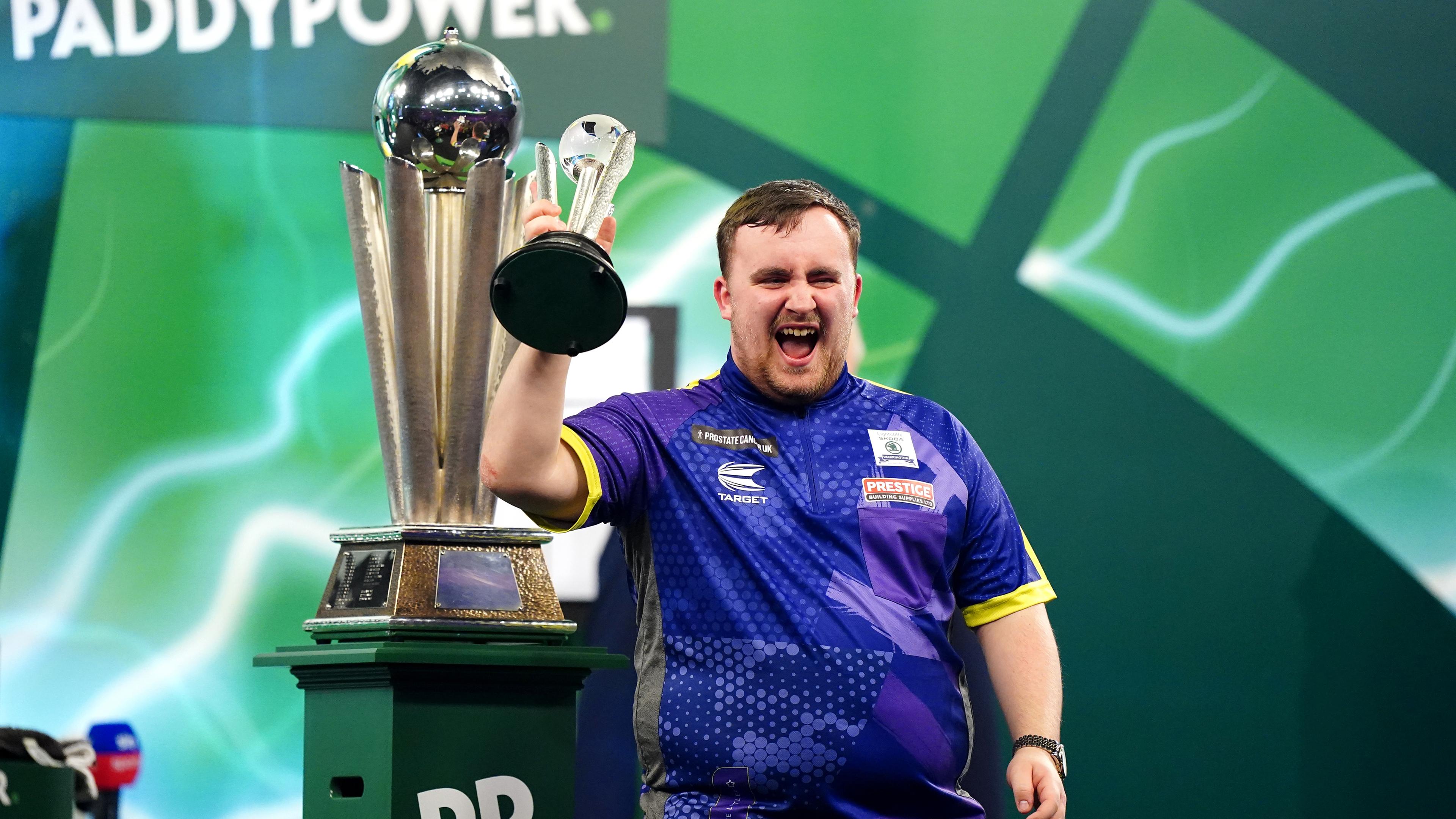 Luke Littler jubelt mit dem Pokal für den zweiten Platz nach seiner Niederlage im Finale. 