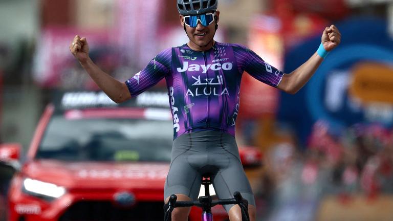 Der australische Fahrer Luke Plapp vom Team Jayco AlUla feiert nach seinem Sieg.